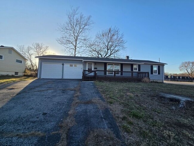 Building Photo - 13100 Sycamore Ave