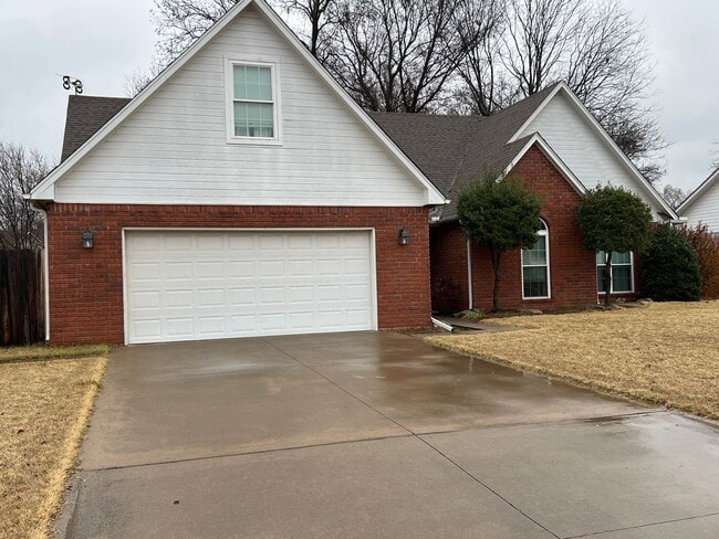 Building Photo - 4 Bedroom 2 bath