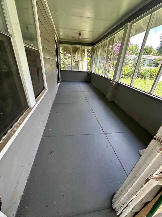 Foto del edificio - 2059 Waverly Ave