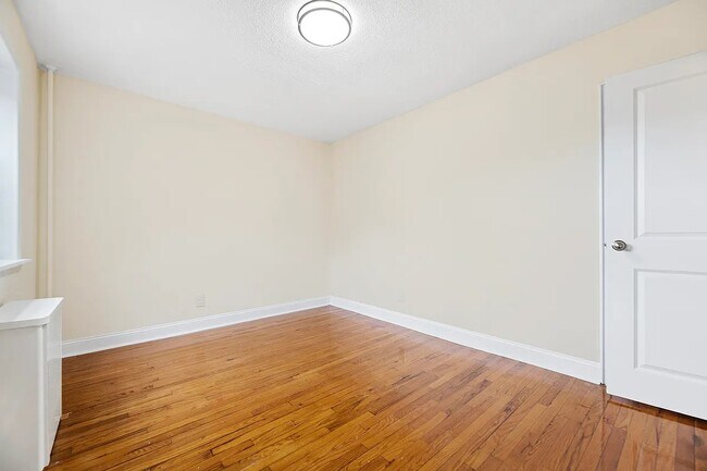 Building Photo - 20-25 Crescent Street