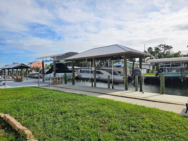 Foto del edificio - Waterfront 2 Bedroom, 2 Bath Stilt Home with Dock