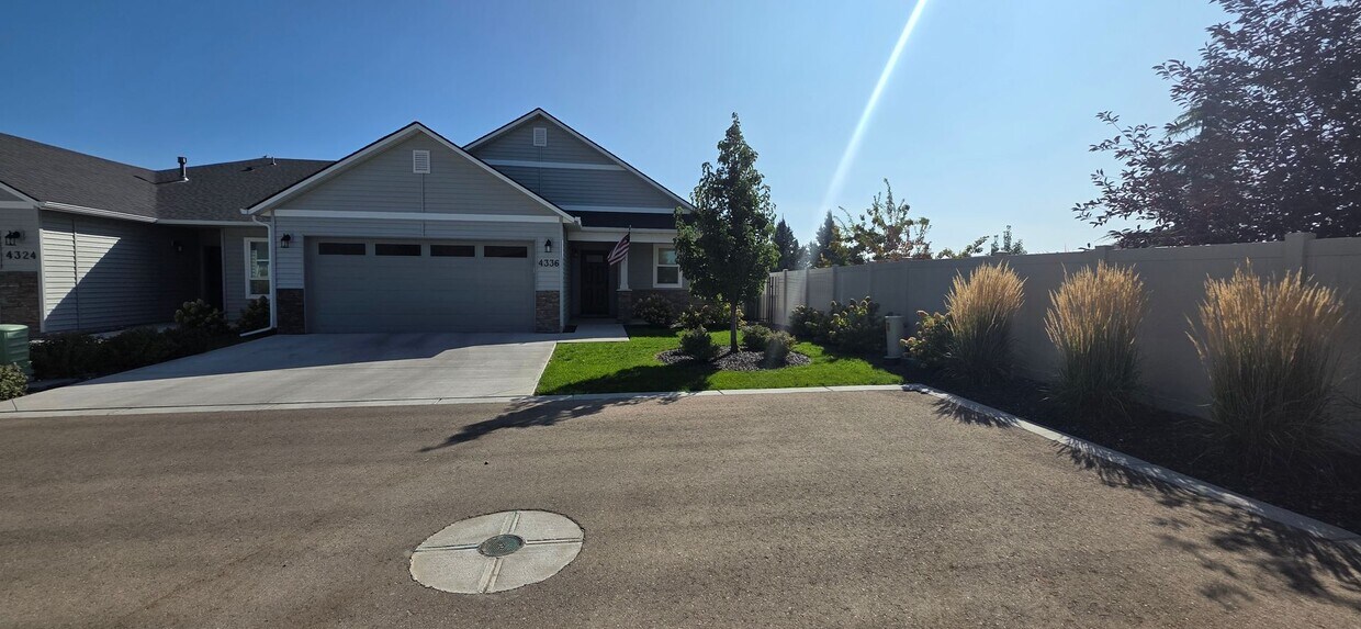 Foto principal - New home for Rent! Great Location.