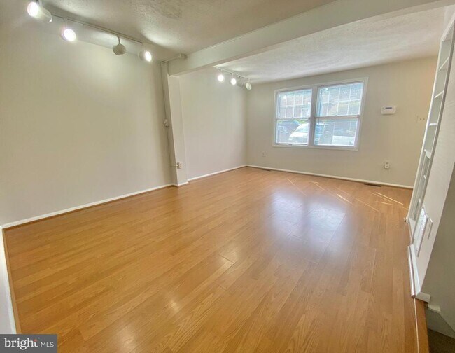 Foto del edificio - 6212 Hillside Rd