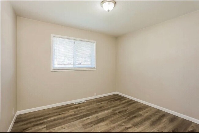 Foto del edificio - 16805 E Maplewood Dr