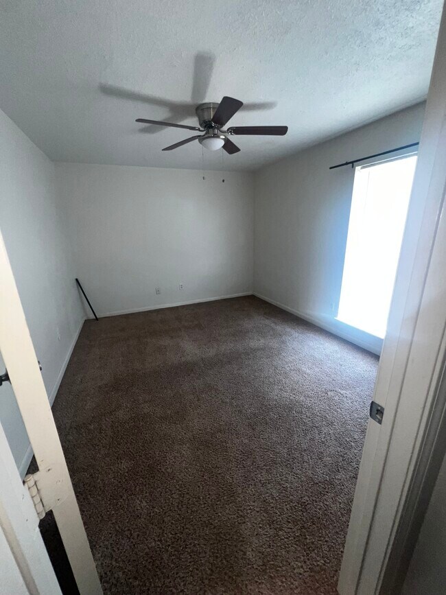 Building Photo - 525 Spring Dr
