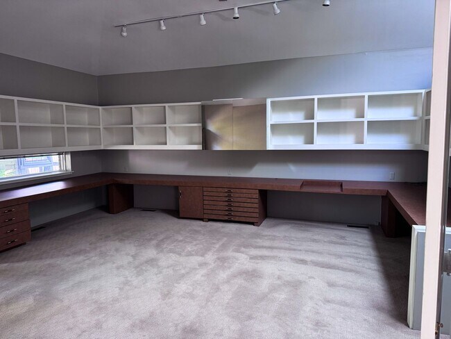 Building Photo - 3 bed 2.5 bath with the perfect blend of c...