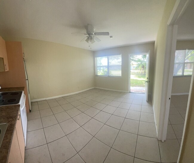 living room/ kitchen - 5461 Ravenswood Rd