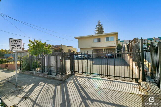 Building Photo - 3555 Maple Ave