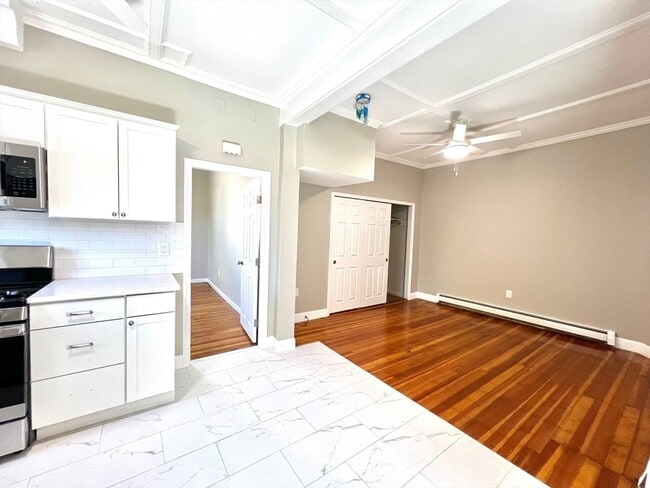 Building Photo - 6 Holland St