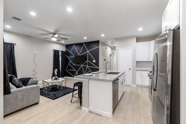 Foto del edificio - 4661 Clover St