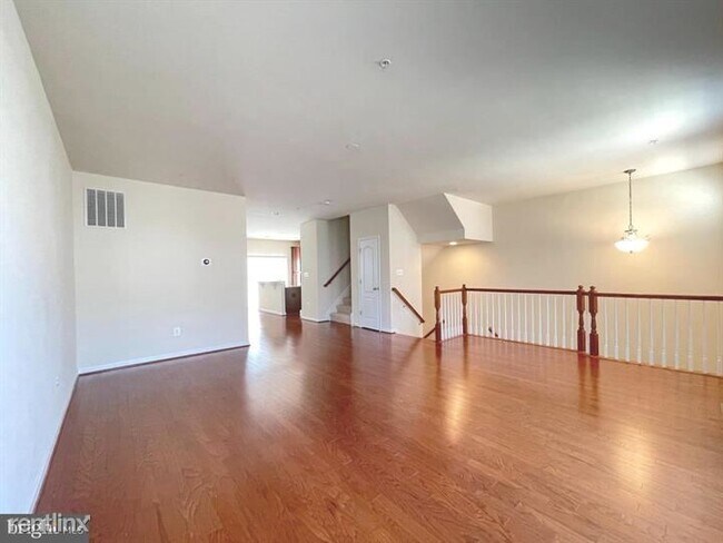 Building Photo - 4 br, 3.5 bath Townhome - 8616 Red Rock Lane