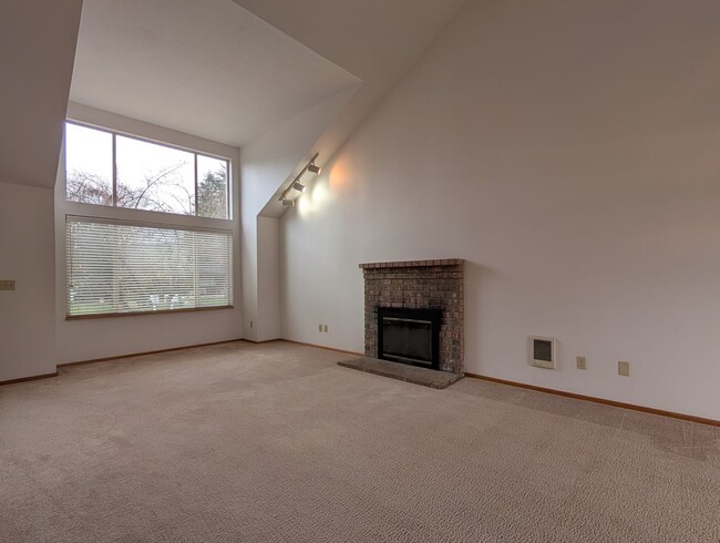 Building Photo - Great 2 bed/1.5 bath duplex in Thurston