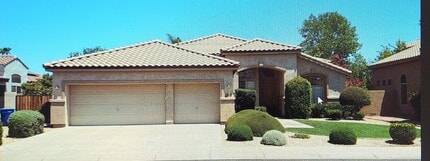 Building Photo - 682 W Raven Dr