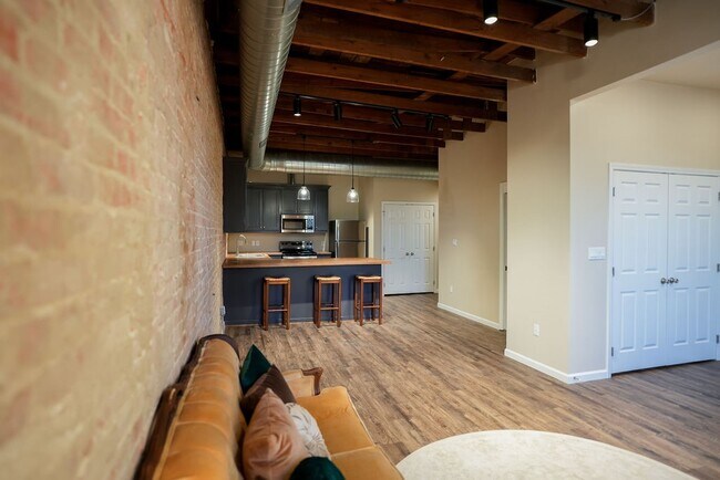 Foto del edificio - 210 E Washington Ave