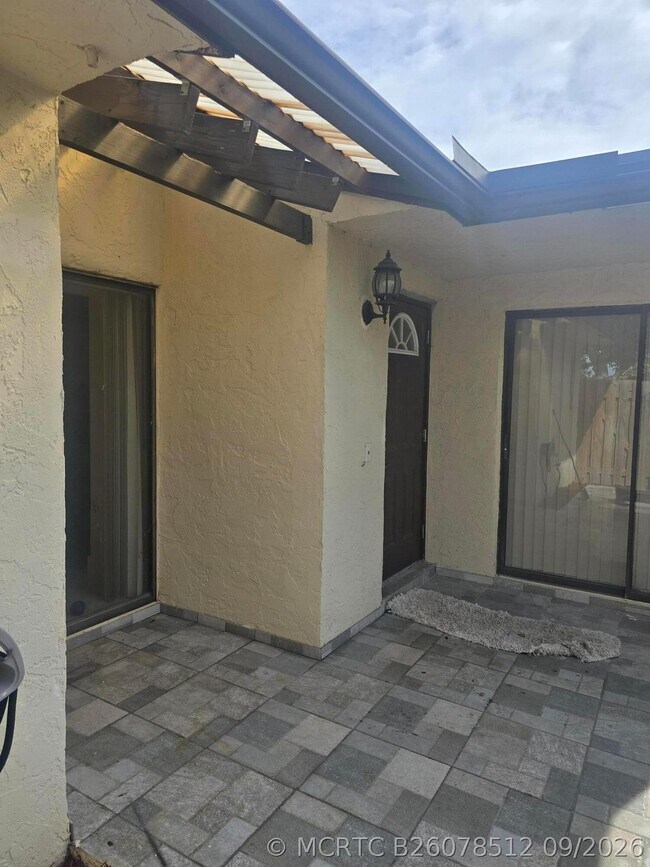 Foto del edificio - 3801 Waterview Cir