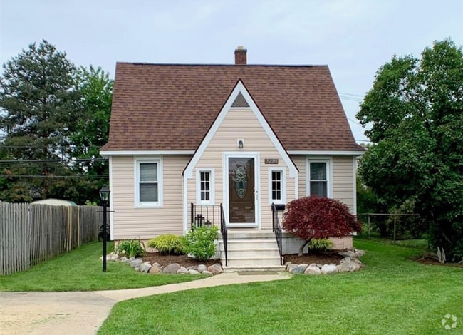 Building Photo - 3235 Prairie Ave