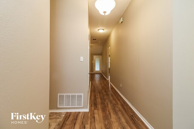 Building Photo - 729 Ridge Top Dr