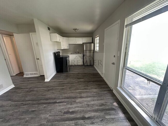Foto del edificio - $799 RENT $799 Deposit/ 2 bd / 1 ba Grandv...