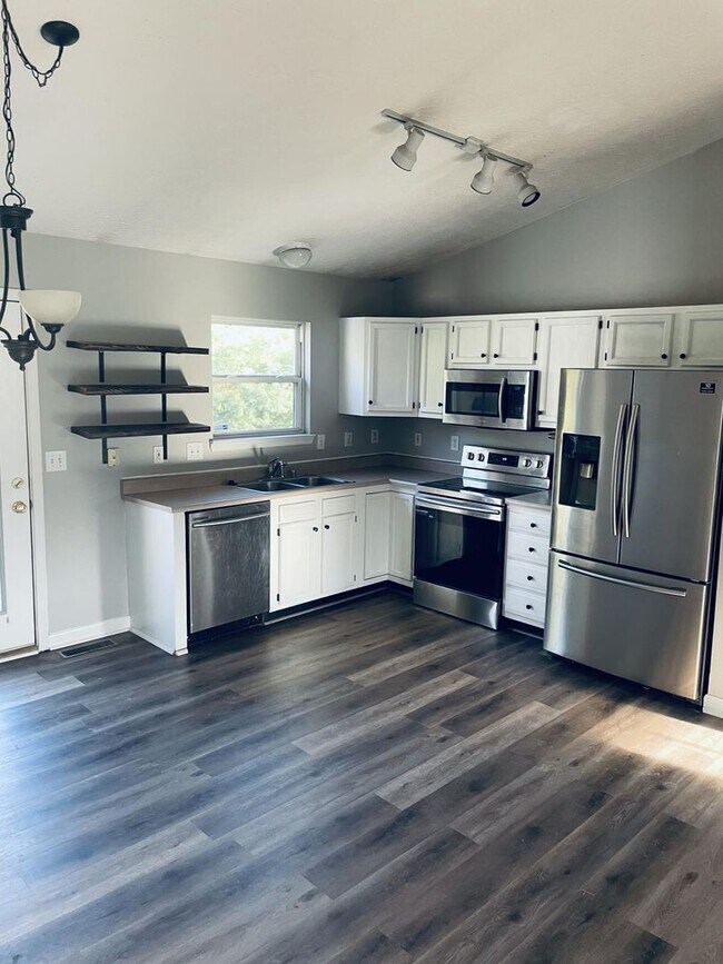Foto del edificio - Beautiful 3 Bed, 3 Bath Home in Burlington – Finished Basement, 2-Car Garage & Fenced Yard!