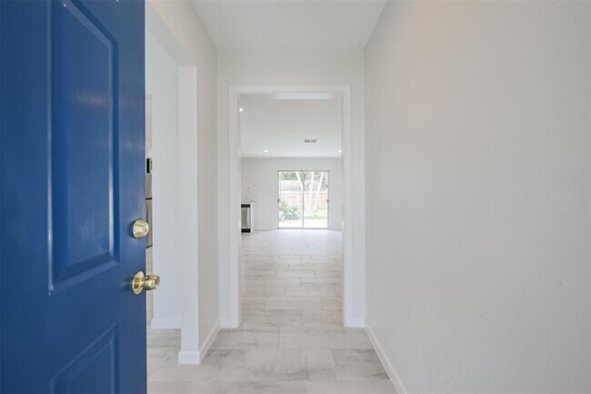 Building Photo - 2114 Shasta Dr