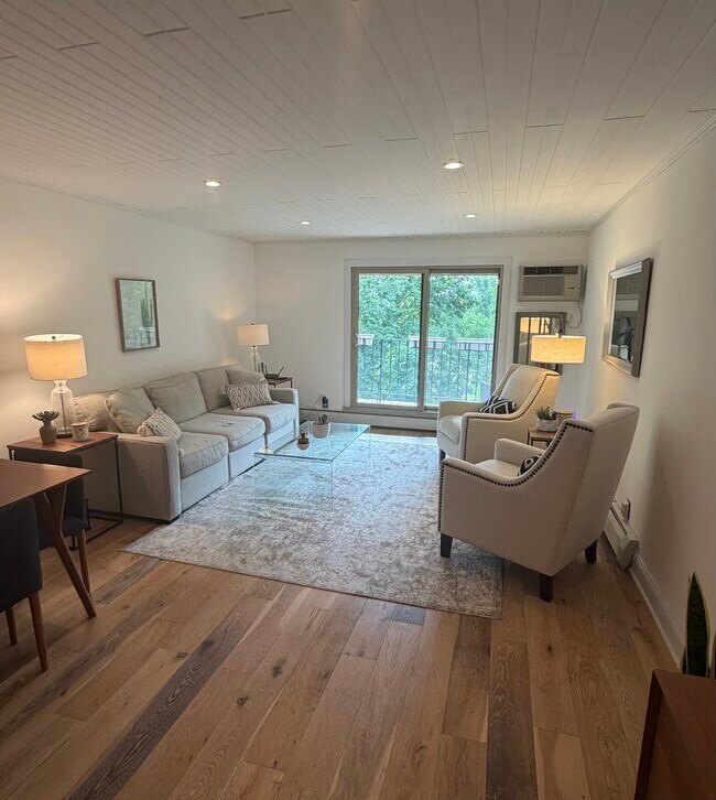 Foto del edificio - 5627 Green Circle Dr
