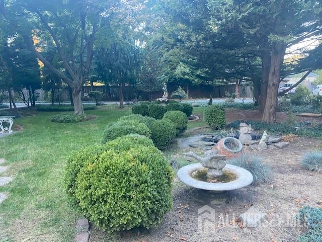 Foto del edificio - 527-533 W 8th St