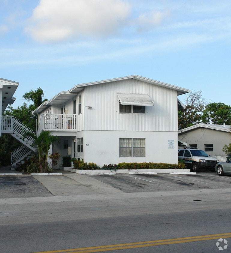 Building Photo - 225 Iowa Ave