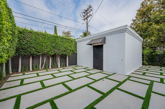 Building Photo - 272 S Palm Dr