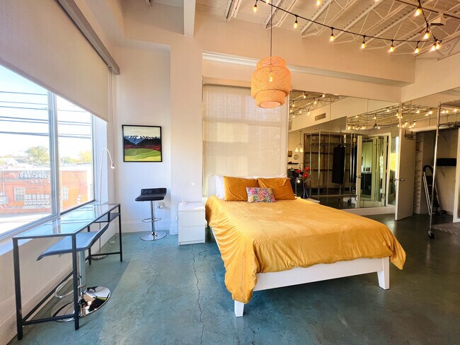 Foto del edificio - 2401 E 6th St