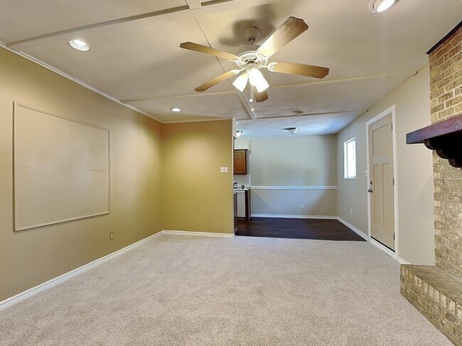 Building Photo - 14920 Oakwood Ln