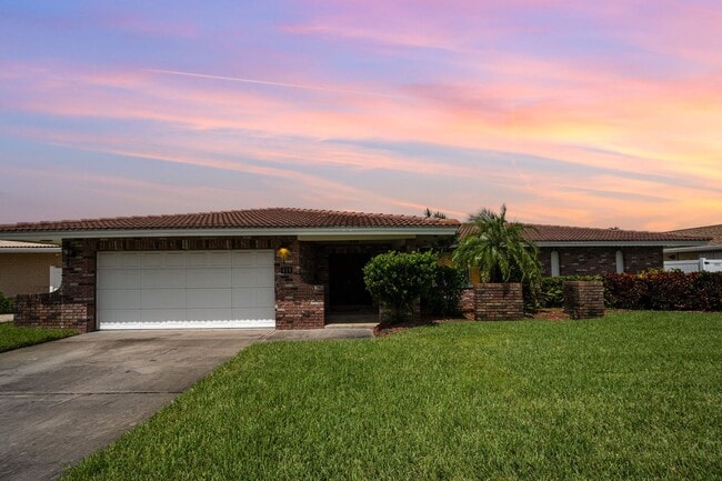 Building Photo - Enjoy the pool or fish/kayak/boat from the...