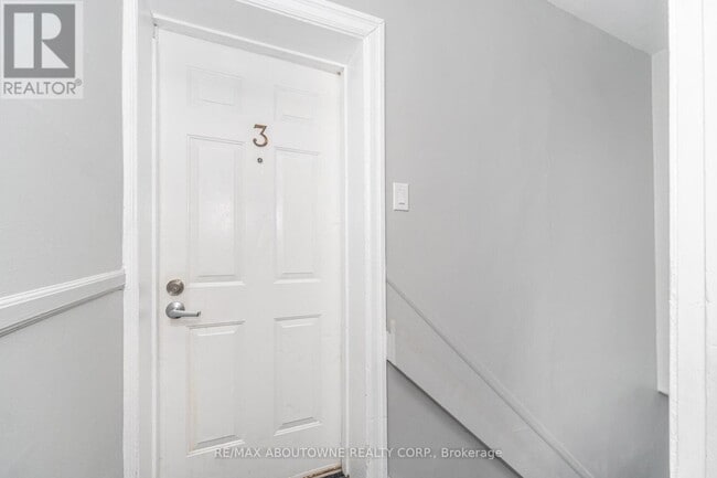 Building Photo - 486 Holtby Ave