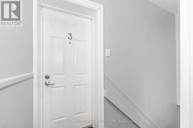 Building Photo - 486 Holtby Ave