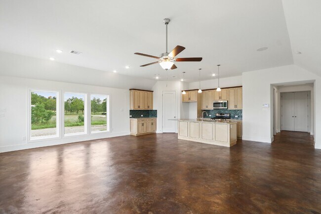 Building Photo - Enjoy country living and serenity in this ...