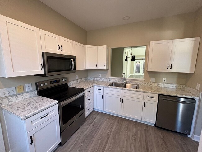 Foto del edificio - 3 Bed 2.5 Bath Town Home in Carleton Place ~ Students Welcome with Co-Signers!