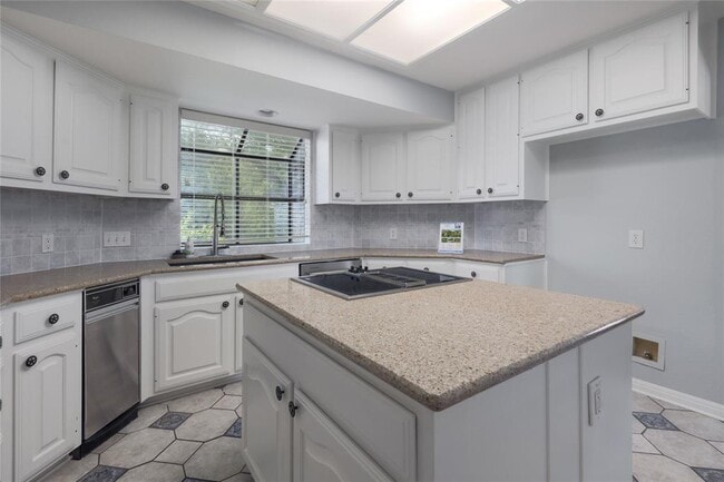 Building Photo - 13111 Mansfield Dr