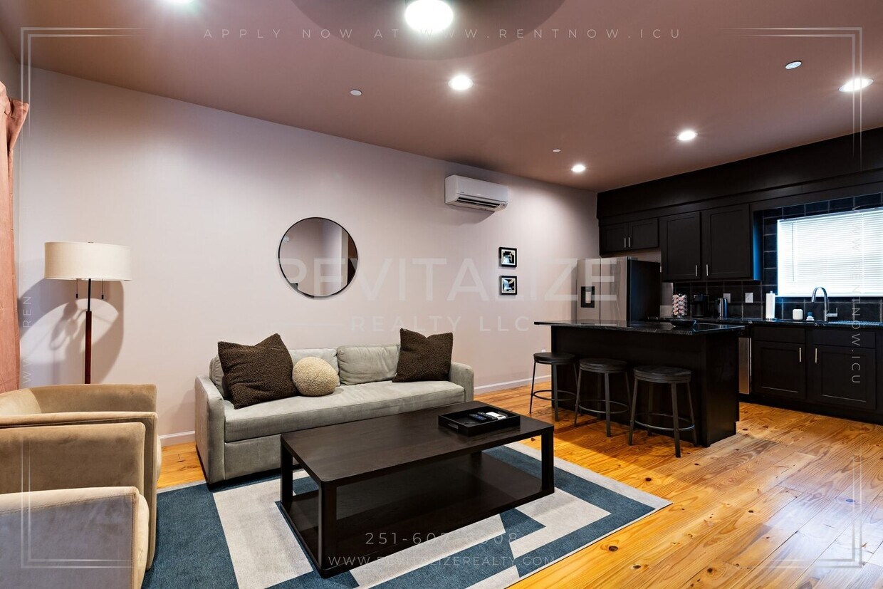 Foto principal - Fully Furnished Townhome w/ Private Garage