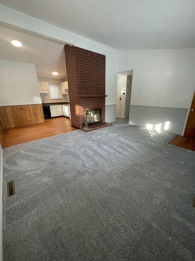 Building Photo - Three Bedroom Ranch Available for Rent | Flexible Move-in