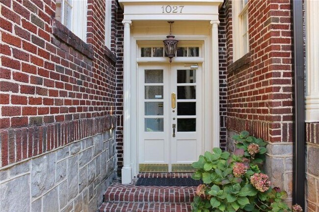 Foto del edificio - 1027 St Charles Ave NE