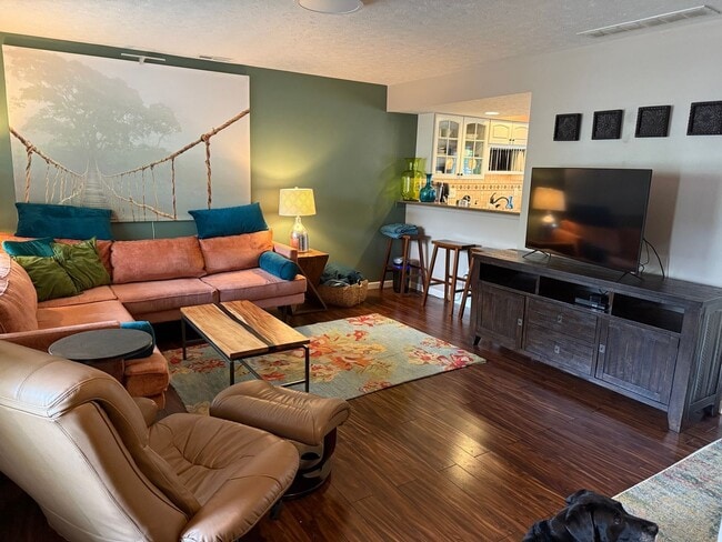 Building Photo - Charming 3BR Townhome in Bloomington