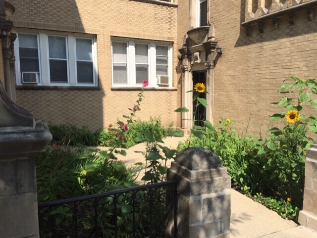 Primary Photo - 4008 N McVicker Ave