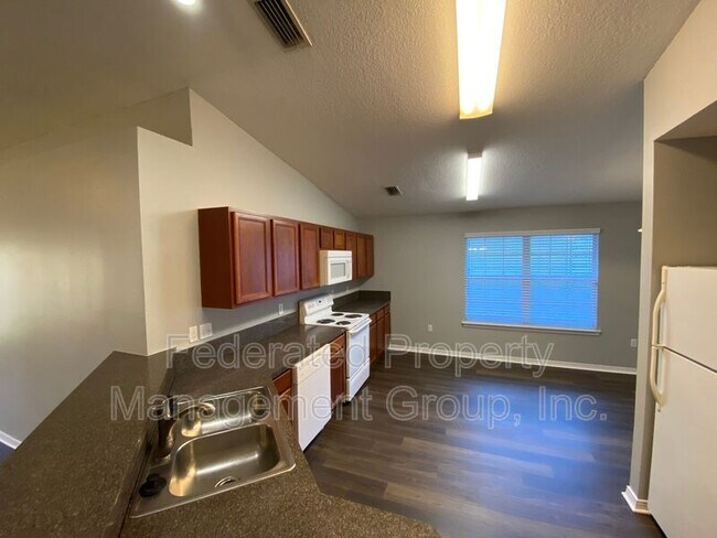 Building Photo - 2402 Creekfront Dr