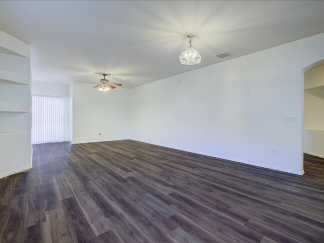 Building Photo - 4 Bedroom 2 Bathroom