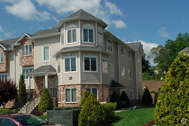 Building Photo - 25 Bluefield Dr