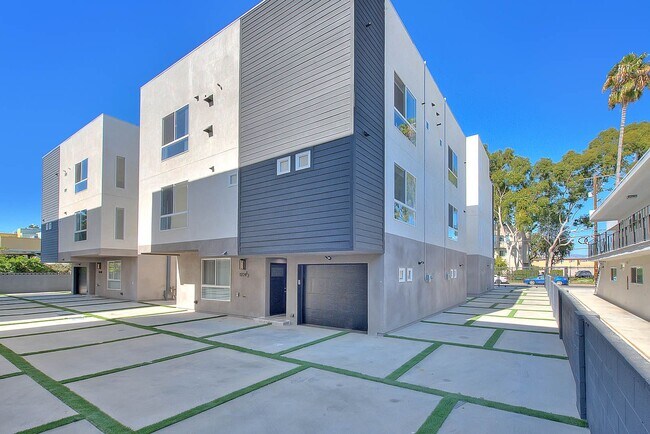 Building Photo - 11732 Hamlin St