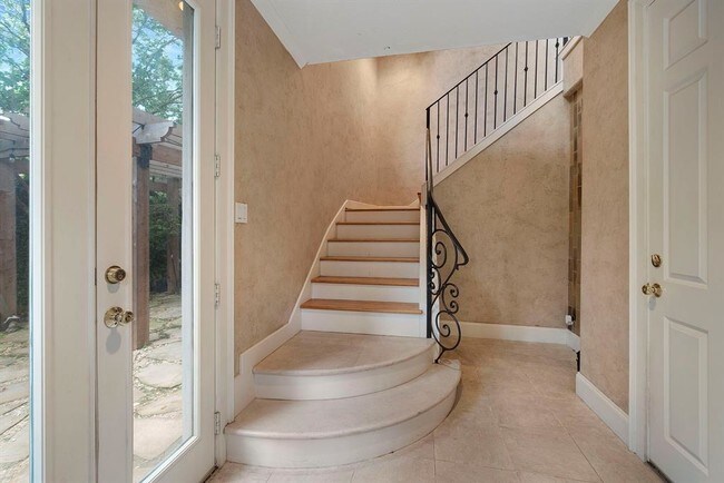 Building Photo - 2094 Brentwood Dr