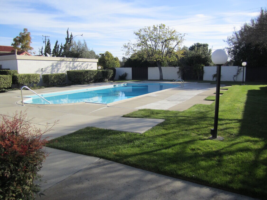 Foto principal - 8059 Park Villa Cir