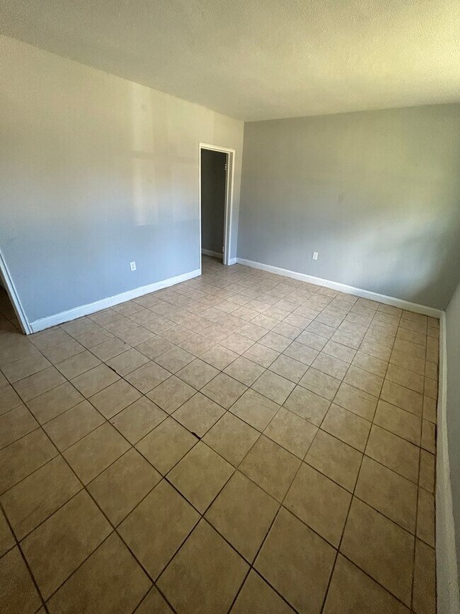 Building Photo - 636 A