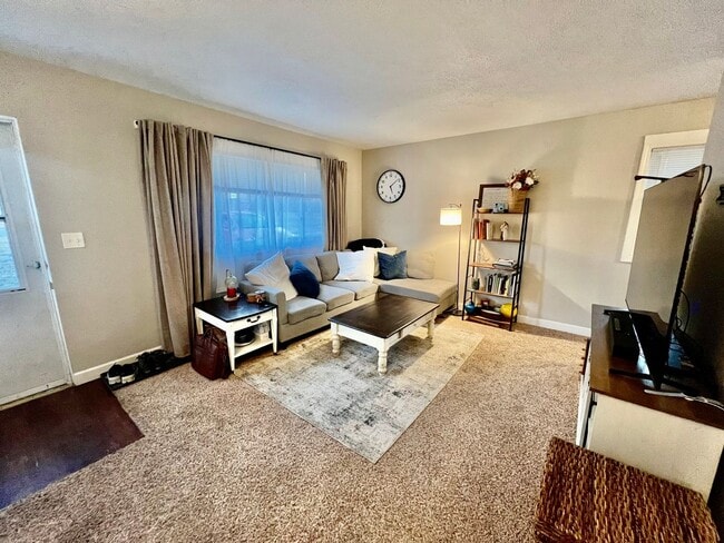 Building Photo - 3-Bedroom Home in Normal with Detached Garage & Large Backyard