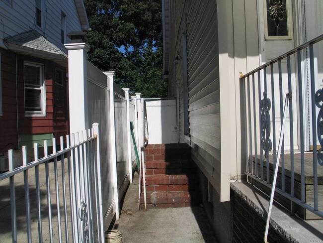 Foto del edificio - 104-25 210th St